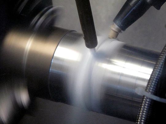 Die Kombination CO2-Schneestrahlen und Festwalzen führt zur martensitischen Härtung der Randschicht aufgrund der Überlagerung thermischer und mechanischer Beanspruchung. (Bild: IWT Bremen) Die Kombination CO2-Schneestrahlen und Festwalzen führt zur martensitischen Härtung der Randschicht aufgrund der Überlagerung thermischer und mechanischer Beanspruchung. (Bild: IWT Bremen)