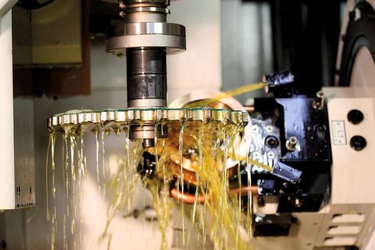 Leistungsfähige Werkzeugschleifmaschinen mit sechs CNC-Achsen können Werkzeuge mit Schneiden aus PKD und anderen Hartwerkstoffen auch erodieren, polieren und automatisch messen. Magazine für bis zu 72 Werkstücke und bis zu sechs Scheibenelektroden und Schleifscheiben ermöglichen den mannarmen Betrieb. (Bild: Vollmer) Leistungsfähige Werkzeugschleifmaschinen mit sechs CNC-Achsen können Werkzeuge mit Schneiden aus PKD und anderen Hartwerkstoffen auch erodieren, polieren und automatisch messen. Magazine für bis zu 72 Werkstücke und bis zu sechs Scheibenelektroden und Schleifscheiben ermöglichen den mannarmen Betrieb. (Bild: Vollmer)