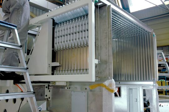 Montage eines Abdecksystems an einer Fräsmaschine. Aufgrund der Lieferung als Komplettsystem ist der Montageaufwand reduziert. Anpass- und Ausrichtarbeiten der einzelnen Abdeckungen entfallen. (Bild: Möller Werke) Montage eines Abdecksystems an einer Fräsmaschine. Aufgrund der Lieferung als Komplettsystem ist der Montageaufwand reduziert. Anpass- und Ausrichtarbeiten der einzelnen Abdeckungen entfallen. (Bild: Möller Werke)
