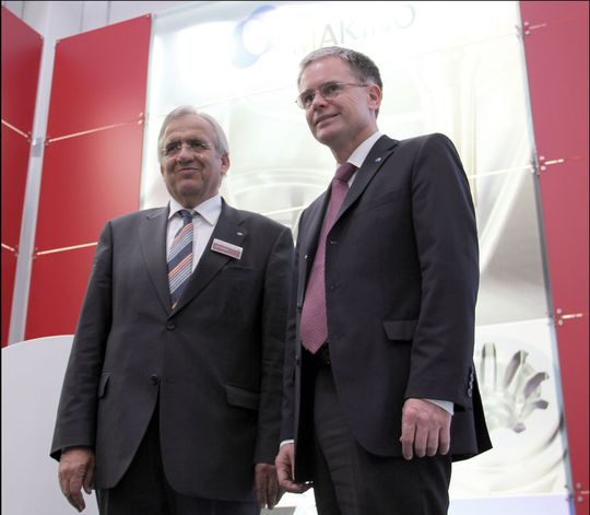 Makino-Europa-Verkaufsleiter Uwe Speetzen und Geschäftsführer P. Anders Ingemarsson setzen für die Unterstützung südeuropäischer Kunden auf das neue Technologiezentrum in Cavenago (Italien). (Bild: Fouhy) Makino-Europa-Verkaufsleiter Uwe Speetzen und Geschäftsführer P. Anders Ingemarsson setzen für die Unterstützung südeuropäischer Kunden auf das neue Technologiezentrum in Cavenago (Italien). (Bild: Fouhy)