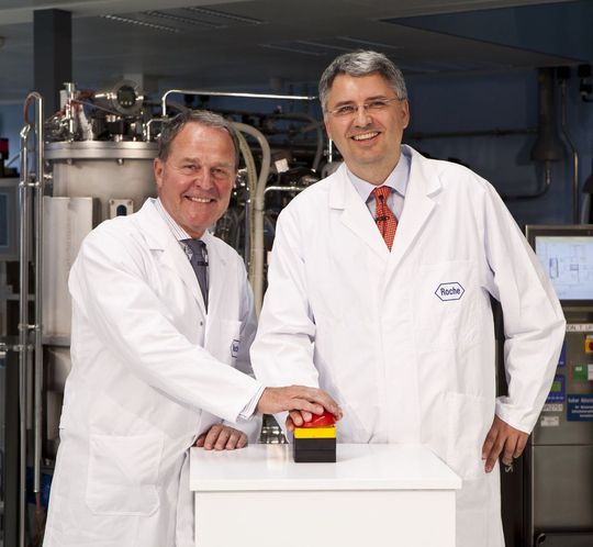 Abb. 1: Beim Einweihungsakt "TP-Expand", v.l.: Dr. Wolfgang Heubisch, Bayerischer Staatsminister für Wissenschaft, Forschung und Kunst mit Dr. Severin Schwan, Chief Executive Officer der Roche-Gruppe. (Bild. Roche) Abb. 1: Beim Einweihungsakt "TP-Expand", v.l.: Dr. Wolfgang Heubisch, Bayerischer Staatsminister für Wissenschaft, Forschung und Kunst mit Dr. Severin Schwan, Chief Executive Officer der Roche-Gruppe. (Bild. Roche)