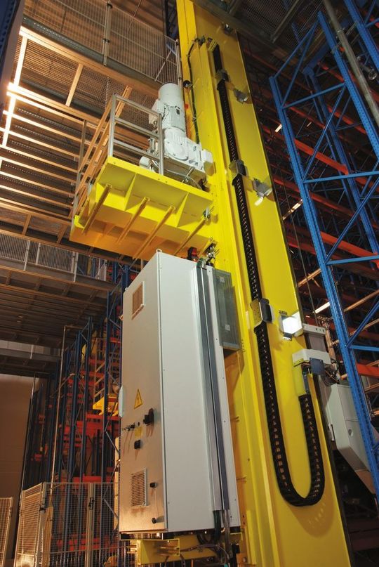 Le système appelé «Guidelock Slimline» permet à la chaîne porte-câbles de se maintenir correctement en place, même lors de courses d'élévation de 50 mètres ou même plus. (Image: igus GmbH) Le système appelé «Guidelock Slimline» permet à la chaîne porte-câbles de se maintenir correctement en place, même lors de courses d'élévation de 50 mètres ou même plus. (Image: igus GmbH)