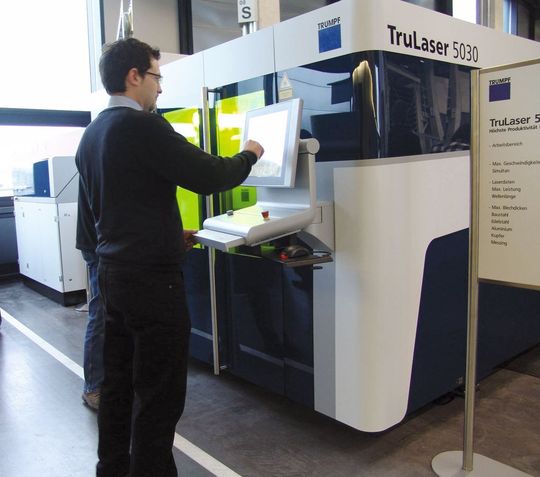 La TruLaser 5030 pour usinage ultra-rapide de l’acier, de l’aluminium et de l’acier spécial, équipée de laser 5kW, 6 kW et 7kW. (Image: Alain Moquard) La TruLaser 5030 pour usinage ultra-rapide de l’acier, de l’aluminium et de l’acier spécial, équipée de laser 5kW, 6 kW et 7kW. (Image: Alain Moquard)