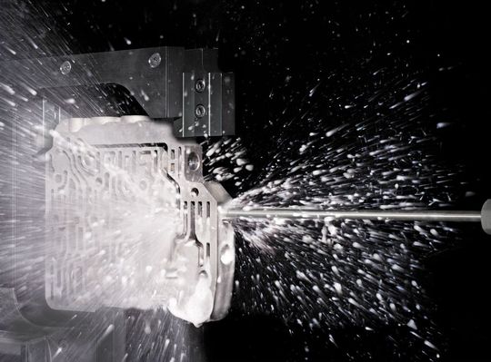 Mithilfe von Robotern lassen sich Werkstücke unterschiedlicher Größe und Geometrie greifen und optimal zu den Spritzdüsen für die Teilereinigung positionieren. (Bild: Dürr Ecoclean) Mithilfe von Robotern lassen sich Werkstücke unterschiedlicher Größe und Geometrie greifen und optimal zu den Spritzdüsen für die Teilereinigung positionieren. (Bild: Dürr Ecoclean)