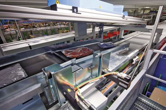 Der Split-Tray-Sorter von Dürkopp Fördertechnik erhöht den Durchsatz. (Bild: Dürkopp) Der Split-Tray-Sorter von Dürkopp Fördertechnik erhöht den Durchsatz. (Bild: Dürkopp)