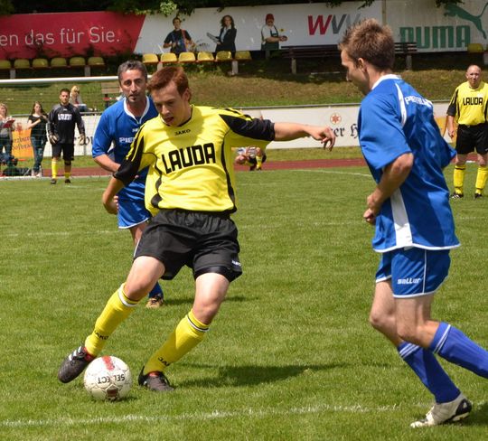 PROCESS Fußball Cup 2001: Im Spiel um Platz 3 trafen die Teams von Pieralisi und Lauda Dr. Wobser aufeinander. (Bild: PROCESS) PROCESS Fußball Cup 2001: Im Spiel um Platz 3 trafen die Teams von Pieralisi und Lauda Dr. Wobser aufeinander. (Bild: PROCESS)
