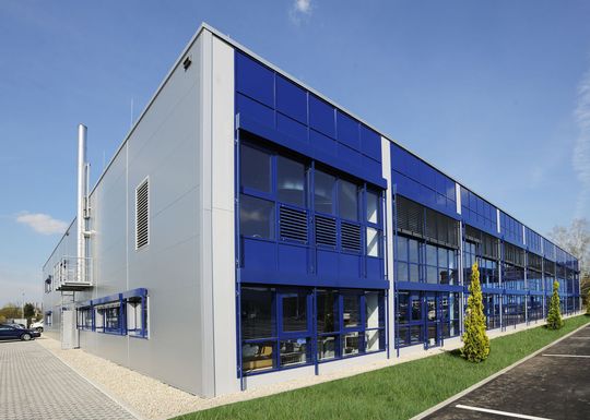 Mit der neuen Montagehalle stehen Stäubli ab sofort insgesamt 2200 Quadratmeter neu geschaffene Fläche zusätzlich zur Verfügung. (Bild: Stäubli)