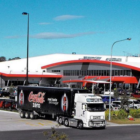 Im australischen Verteilzentrum von Coca Cola Amatil schlägt Dematic zwei Fliegen mit einer Klappe: Dort werden rekordverdächtige Produktivitätsraten von über 1400 Picks pro Stunde erzielt sowie 20% des operativen Handlings eingespart. Bild: Dematic Im australischen Verteilzentrum von Coca Cola Amatil schlägt Dematic zwei Fliegen mit einer Klappe: Dort werden rekordverdächtige Produktivitätsraten von über 1400 Picks pro Stunde erzielt sowie 20% des operativen Handlings eingespart. Bild: Dematic