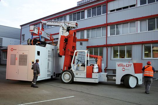 Hermle setzt Spezialstapler ein, um die schweren Werkzeugmaschinen auf den Lkw zu verladen. (Bild: Hermle) Hermle setzt Spezialstapler ein, um die schweren Werkzeugmaschinen auf den Lkw zu verladen. (Bild: Hermle)