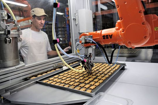 Avec un doigté extrême, la délicate main du Robot ABB IRB 140 traite les patisseries avec minutie. Désormais 15'000 Gimger Bread sortent de la Perryman’s Bekery chaque jour. (Image: ABB) Avec un doigté extrême, la délicate main du Robot ABB IRB 140 traite les patisseries avec minutie. Désormais 15'000 Gimger Bread sortent de la Perryman’s Bekery chaque jour. (Image: ABB)
