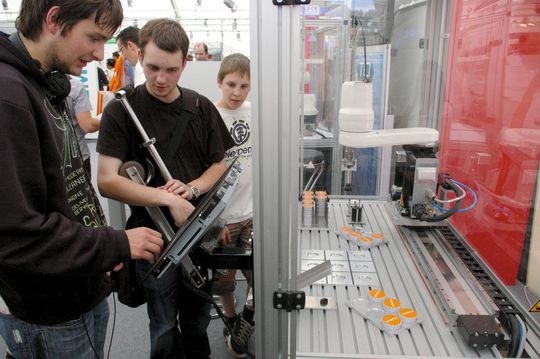 A l'occasion de SwissT.Fairs à Yverdon-les-Bains, Kuka faisait la démonstration d'un robot en partenariat avec TCI Engineering. (Image: MSM) A l'occasion de SwissT.Fairs à Yverdon-les-Bains, Kuka faisait la démonstration d'un robot en partenariat avec TCI Engineering. (Image: MSM)