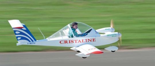 Kleiner dürfte sie wirklich nicht sein: Testpilot Hugues Duval in der Elektro-Cri-Cri beim Rekordflug (Electravia) Kleiner dürfte sie wirklich nicht sein: Testpilot Hugues Duval in der Elektro-Cri-Cri beim Rekordflug (Electravia)