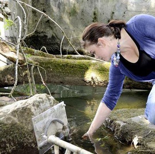 Die Doktorandin Rebecca Page überprüft eine Trübungsmessstelle. (Bild: Uni Basel) Die Doktorandin Rebecca Page überprüft eine Trübungsmessstelle. (Bild: Uni Basel)