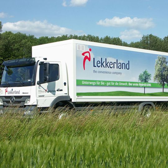 Als einer der Ersten in Deutschland beliefert Lekkerland seine Kunden im Großraum Köln mit einem Hybrid-Lkw. Bild: Lekkerland Als einer der Ersten in Deutschland beliefert Lekkerland seine Kunden im Großraum Köln mit einem Hybrid-Lkw. Bild: Lekkerland