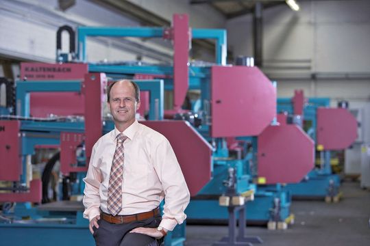 „Die automatisierte Zu- und Abführung des Materials sorgt für die Leistungssteigerung der gesamten Prozesskette – und der Bediener ist für andere Aufgaben freigestellt”, meint Jörg Tetling, Vertriebsleiter bei Kaltenbach. (Bild: Kaltenbach) „Die automatisierte Zu- und Abführung des Materials sorgt für die Leistungssteigerung der gesamten Prozesskette – und der Bediener ist für andere Aufgaben freigestellt”, meint Jörg Tetling, Vertriebsleiter bei Kaltenbach. (Bild: Kaltenbach)