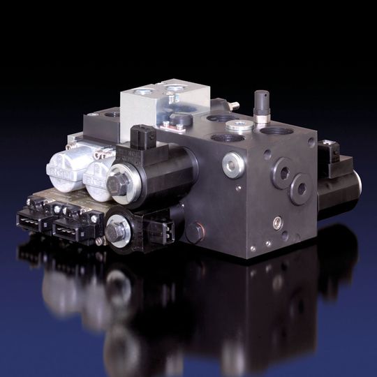 Heben, Neigen und dabei Energiesparen – das Hubmodul von HAWE Hydraulik macht es möglich. (Bild: HAWE Hydraulik) Heben, Neigen und dabei Energiesparen – das Hubmodul von HAWE Hydraulik macht es möglich. (Bild: HAWE Hydraulik)