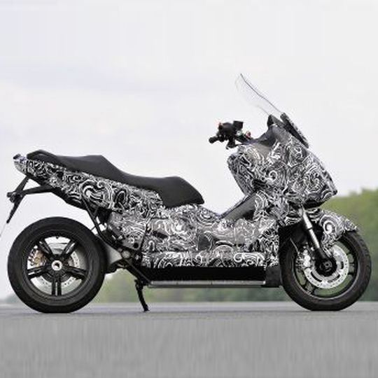 Der neue Großroller von BMW soll Kunden unter Strom setzen. Der neue Großroller von BMW soll Kunden unter Strom setzen.