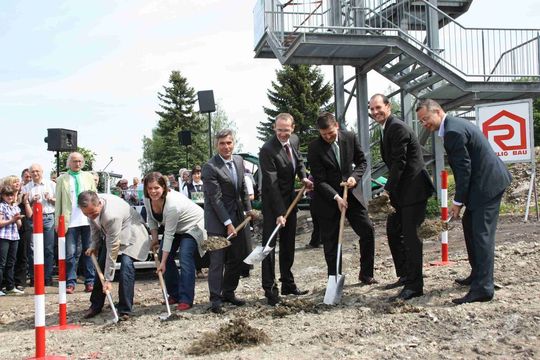 Beim Spatenstich (von links): Tino Fritsche vom Planungsunternehmen C & E, Caroline Hafner-Pinnel, Norbert Michalke, Jochen Breßmer, Jürgen Zeltwanger und Stefan Grotzke von Murrelektronik sowie Marcel Schmidt, der Oberbürgermeister der Stadt Stollberg (Bild: Murrelektronik)