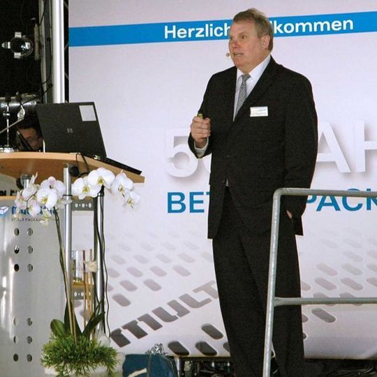 Multivac-Geschäftsführer Hans-Joachim Boekstegers skizzierte beim 50-jährigen Jubiläum die beeindruckende Entwicklung des Allgäuer Verpackungsmaschinen-Herstellers. Bild: Multivac Multivac-Geschäftsführer Hans-Joachim Boekstegers skizzierte beim 50-jährigen Jubiläum die beeindruckende Entwicklung des Allgäuer Verpackungsmaschinen-Herstellers. Bild: Multivac