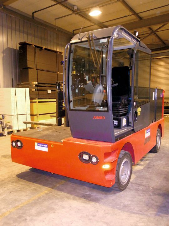 Der Jumbo-Fünf-Tonnen-Elektro-Seitenstapler. (Bild: Urech) Der Jumbo-Fünf-Tonnen-Elektro-Seitenstapler. (Bild: Urech)