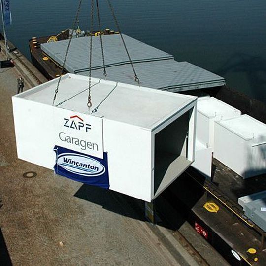 Wincanton hat für Zapf den ersten Transport von Fertiggaragen per Binnenschiff organisiert. Bild: Zapf Wincanton hat für Zapf den ersten Transport von Fertiggaragen per Binnenschiff organisiert. Bild: Zapf