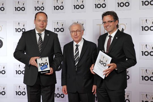 Die Geschäftsführer von Reinhausen Plasma, Michael Bisges (li) und Peter Schötz (re), bei der Übergabe der Auszeichnung durch Lothar Späth. (Bild: Reinhausen Plasma)