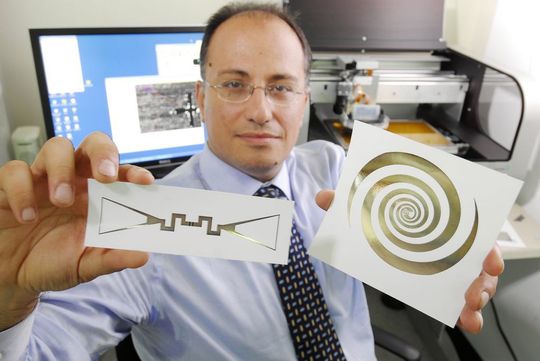 Georgia-Tech-Professor Manos Tentzeris mit einem Sensor (l.) sowie einer Ultra-Breitband-Antenne aus dem Tintenstrahldrucker (Georgia Tech / Gary Meek) Georgia-Tech-Professor Manos Tentzeris mit einem Sensor (l.) sowie einer Ultra-Breitband-Antenne aus dem Tintenstrahldrucker (Georgia Tech / Gary Meek)