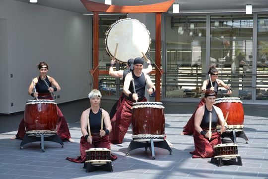 Heiße (und sehr laute) Trommelrhythmen begrüßen die Gäste der Einweihungsfeier bei Endress und Hauser Conducta in Gerlingen. Im Hintergrund erkennt man die neuen Produktionshallen. (Bild: PROCESS) Heiße (und sehr laute) Trommelrhythmen begrüßen die Gäste der Einweihungsfeier bei Endress und Hauser Conducta in Gerlingen. Im Hintergrund erkennt man die neuen Produktionshallen. (Bild: PROCESS)