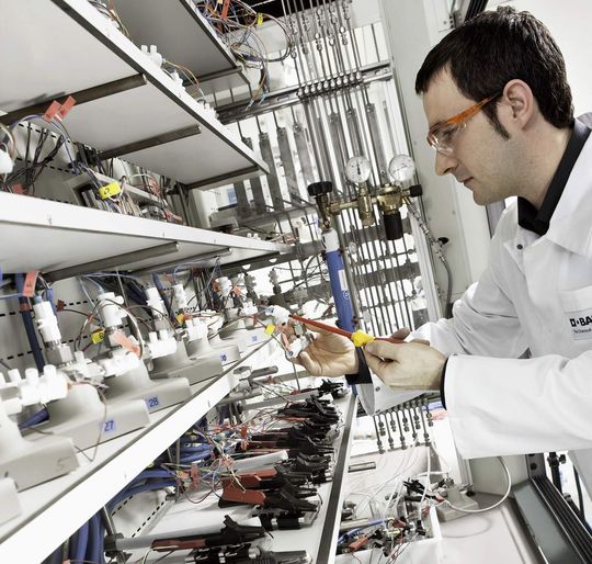 Chemical lab technician Christian Saffert tests the discharge capacity of various lithium ion test batteries using a multi-channel test system. BASF is conducting research into a new generation of lithium-ion batteries. The aim is to significantly increase the batteries’ energy density to extend their use in electrically powered vehicles. (Picture: BASF) Chemical lab technician Christian Saffert tests the discharge capacity of various lithium ion test batteries using a multi-channel test system. BASF is conducting research into a new generation of lithium-ion batteries. The aim is to significantly increase the batteries’ energy density to extend their use in electrically powered vehicles. (Picture: BASF)