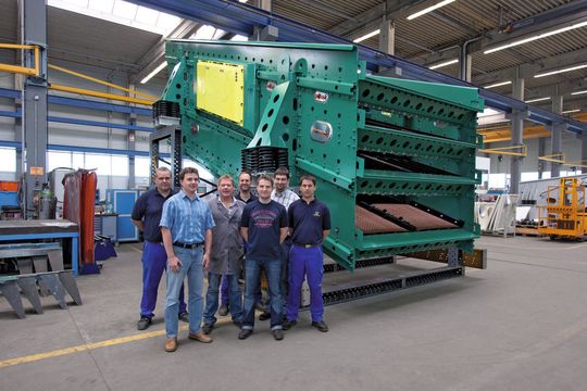 Das Haver & Boecker-Team vor der bisher größten Siebmaschine des Typs Niagara T-Class (Bild: Haver&Boecker)
