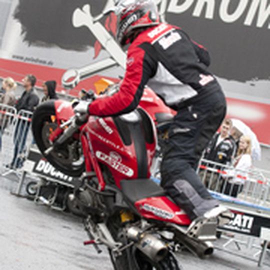 Motorrad-Stunt-Akrobat Buddy X in Aktion - auf dem 14. Polo-Bikerfest in Juchen. Motorrad-Stunt-Akrobat Buddy X in Aktion - auf dem 14. Polo-Bikerfest in Juchen.