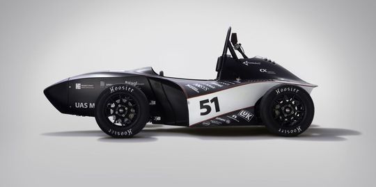 Die Formula Student ist ein Konstruktionswettbewerb nach weltweit gleichem Reglement der Formula SAE (USA). In Deutschland wird dieser Wettbewerb vom VDI (Verein Deutscher Ingenieure) ausgetragen. Hierbei entwerfen, konstruieren und bauen die teilnehmenden Studenten innerhalb eines Jahres einen Formel-Rennwagen nach vorgegebenem Reglement. (Photographer: Bastian Beuttel, info@bastianbeuttel.com)