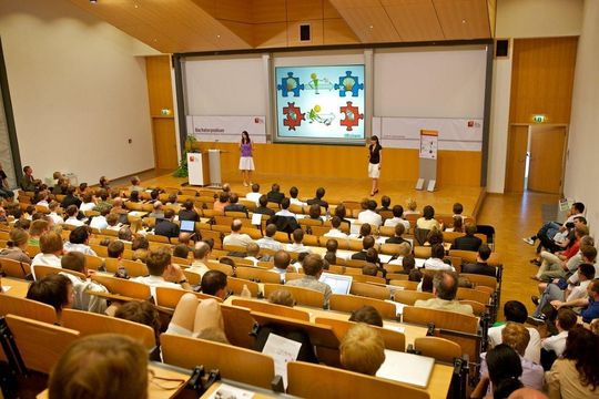 16 Studententeams stellten in Potsdam ihre Projekte vor (HPI) 16 Studententeams stellten in Potsdam ihre Projekte vor (HPI)