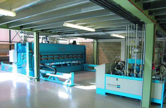 Anlage zur Herstellung von Polyurethan-Sandwichelementen. Die Hochdruck-Dosiertechnik wurde von Hennecke Dosiertechnik konzopiert. Vom Partner Auto-RIM stammt die Presse. (Bild: Hennecke)