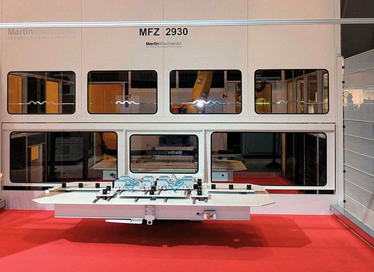 Das Fräszentrum MFZ 2930 auf Basis eines Sechs-Achs-Roboters erreicht bei der Bearbeitung großer Bauteile im Vergleich zur klassischen Fräsmaschine das zweifache Arbeitsvolumen. (Bild: Martin Mechanic)