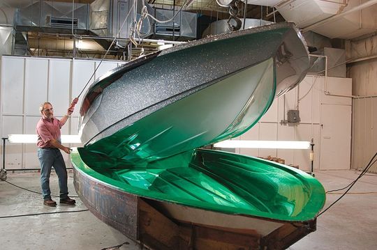 Wie leicht sich ein Bauteil aus Faserverbundkunststoffen (FVK) entformen lässt, hängt von der Qualität der Formvorbereitung und der Hilfsmittel ab. Eine gute Vorbereitung erfordert Zeit- und Arbeitsaufwand. (Bild: Specialty Products) Wie leicht sich ein Bauteil aus Faserverbundkunststoffen (FVK) entformen lässt, hängt von der Qualität der Formvorbereitung und der Hilfsmittel ab. Eine gute Vorbereitung erfordert Zeit- und Arbeitsaufwand. (Bild: Specialty Products)