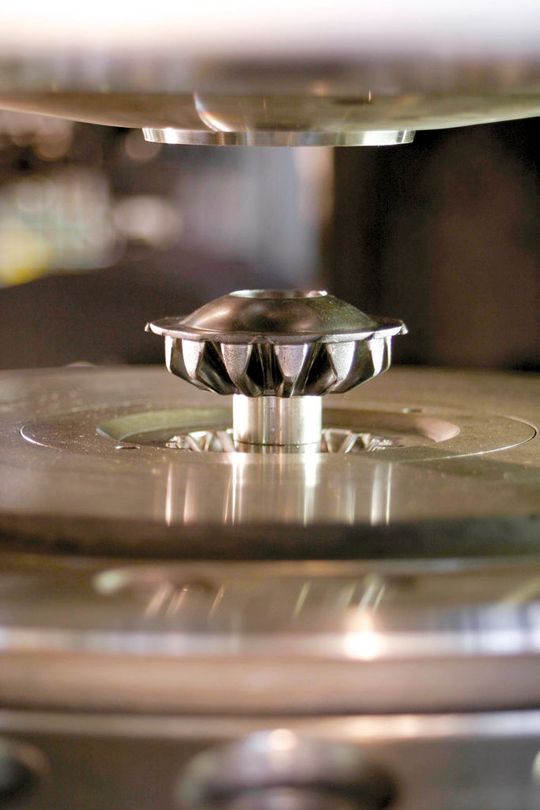 Das Taumelverfahren leistet einen Beitrag zur Massivumformung. Die Umformkraft wirkt dabei nur auf eine Teilfläche des Werkstückes. (Bild: Heinrich Schmid)