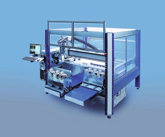 Zwei Wechseltische vorne, eine steife Portalbrücke und die Möglichkeit, von zwei Seiten zu bedienen, zeichnen die CNC-Fräsmaschine aus. (Bild: Knickmeier)