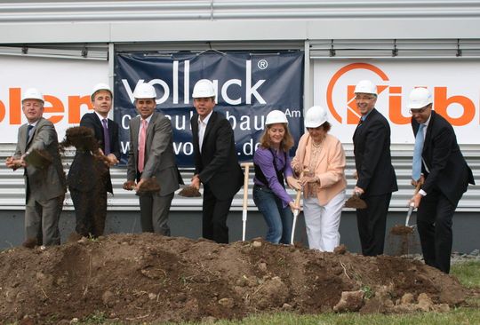 Beim Spatenstich (v.l.n.r): Dr. Christof Münzer vom Wirtschaftsverband Industrieller Unternehmen, Geschäftsführer Gebhard und Lothar Kübler; Rainer Kracht und Mirjam Arnu vom Baudienstleister Vollak; Seniorchefin Erika Kübler, Oberbürgermeister Dr. Rupert Kubon und Wirtschaftsförderer Georg Seeck. (Bild: Kübler)