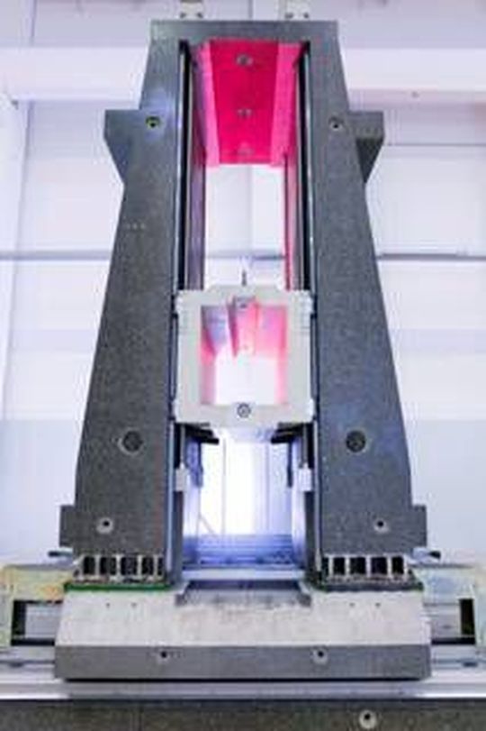 Fahrständer für eine Fräsmaschine aus zementgebundenem Beton (UHPC) mit Pinole, die an vier Kugelgewindetrieben aufgehängt ist. (Bild: Kammerer/E. Reitz Natursteintechnik)