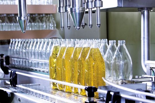 In kaum einer anderen Branche sind die Anforderungen an moderne Hochleistungsdichtungen in den letzten Jahren so stark gestiegen, wie in der Pharma- und Lebensmittelindustrie (im Bild eine Abfüllanlage in der Lebensmittelproduktion). (Bild: iStockphoto.com/graphixel)