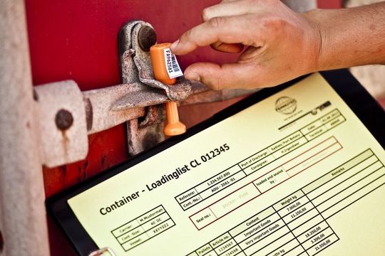 Das Sticker-System Ferrolock mit RSS steigert den Nutzerkomfort und die Sicherheit von Hochsicherheitssiegeln. Bild: Ferrotec Das Sticker-System Ferrolock mit RSS steigert den Nutzerkomfort und die Sicherheit von Hochsicherheitssiegeln. Bild: Ferrotec