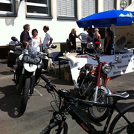Neben den Elektrofahrzeugen gab es am Stand von „bike und business“ natürlich auch die guten alten Benzinbikes, allen voran eine Royal Enfield und die neue Triumph Tiger 800 zu bewundern. Neben den Elektrofahrzeugen gab es am Stand von „bike und business“ natürlich auch die guten alten Benzinbikes, allen voran eine Royal Enfield und die neue Triumph Tiger 800 zu bewundern.