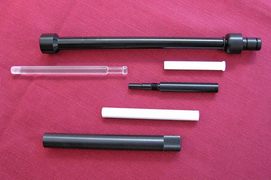 In stabförmige Kunststoffteile lassen sich durchgehende zentrische Bohrungen präzise einarbeiten. Bei einer Länge bis zu 80 × D ist die Maßhaltigkeit bis auf 0,01 mm genau. (Bild: Wagner) In stabförmige Kunststoffteile lassen sich durchgehende zentrische Bohrungen präzise einarbeiten. Bei einer Länge bis zu 80 × D ist die Maßhaltigkeit bis auf 0,01 mm genau. (Bild: Wagner)