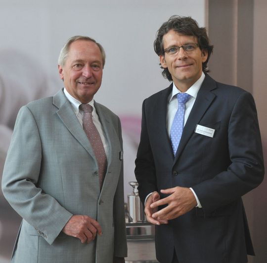 v.l.: Prof. Dr. Ernst Otto Göbel, Präsident der Physikalisch-Technischen Bundesanstalt und Dr. Joachim Kreuzburg, Vorstandsvorsitzender der Sartorius AG (Bild: Sartorius) v.l.: Prof. Dr. Ernst Otto Göbel, Präsident der Physikalisch-Technischen Bundesanstalt und Dr. Joachim Kreuzburg, Vorstandsvorsitzender der Sartorius AG (Bild: Sartorius)