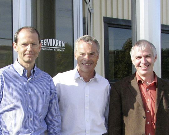 „Wir machen vor, nicht nach“: Geschäftsführer Semikron Dirk Heidenreich (CEO, links) daneben Peter Frey (COO) und Dr. Thomas Stockmeier (CTO) „Wir machen vor, nicht nach“: Geschäftsführer Semikron Dirk Heidenreich (CEO, links) daneben Peter Frey (COO) und Dr. Thomas Stockmeier (CTO)