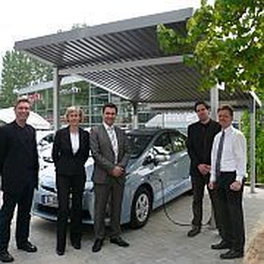 V. li.: Gösta Wahl (DB Rent), Sigrid Schaede (Toyota), Karsten Zell (Spree-Automobile), Hannes Beyer (DB Rent) und Michael Wünsch (Spree-Automobile) tanken mit Sonne. V. li.: Gösta Wahl (DB Rent), Sigrid Schaede (Toyota), Karsten Zell (Spree-Automobile), Hannes Beyer (DB Rent) und Michael Wünsch (Spree-Automobile) tanken mit Sonne.