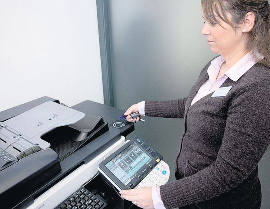 Sicher drucken: Die Mitarbeiterausweise werden zur Authentifizierung an den Drucksystemen genutzt Sicher drucken: Die Mitarbeiterausweise werden zur Authentifizierung an den Drucksystemen genutzt