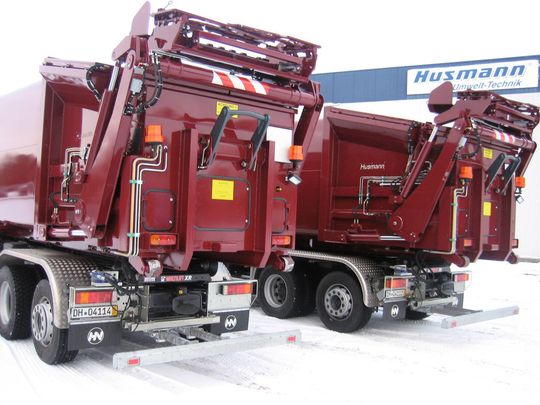 Presscontainer von Husmann in Heckladerausführung zur Aufnahme unterschiedlicher Behältergrößen. (Bild: Husmann)