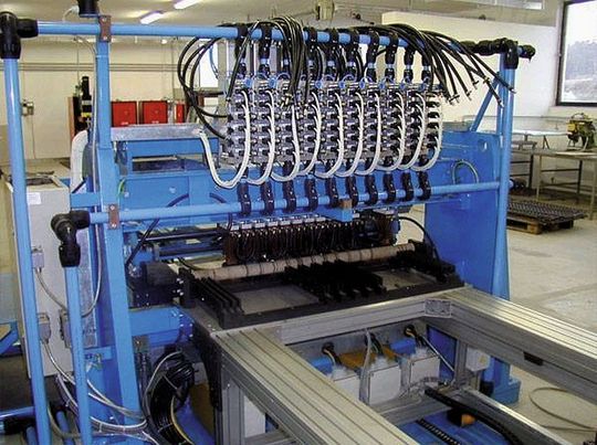 Schweißanlage für Drahtgitter mit extrem schmalen Pneumatikzylindern zur Schweißpunktsetzung mit 30 mm Abstand (Bild: Kolben-Seeger)